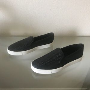 "LIKE NEW"VINCE BLAIR 5 PERFORATED SLIP-ON SNEAKER